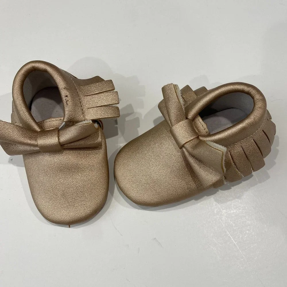 Light Gold w/Bow, baby girl fringe moccasins, size 4, 12-18M EUC.